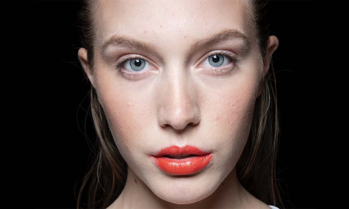 Las mejillas sonrosadas entran dentro de las tendencias de maquillaje de 2021. Lógralas con un labial de la gama Infalible 24H de L’Oréal Paris. ¡Tu mascarilla permanecerá intacta!